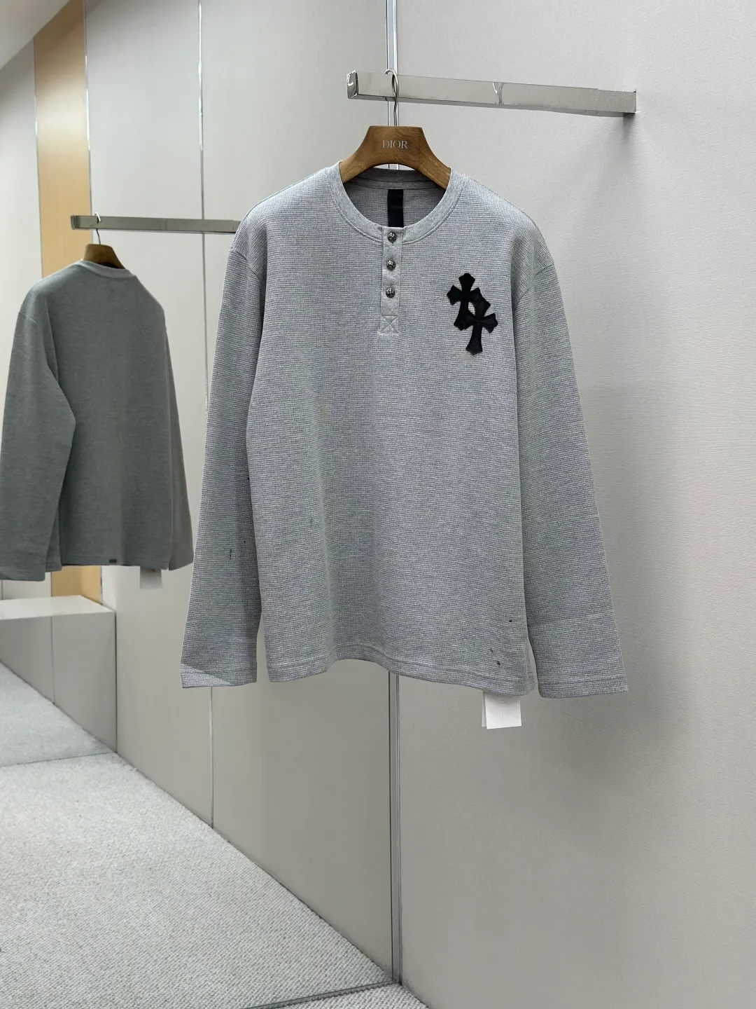 P380 Chrome Hearts Cross Silver Button Long Sleeve Customized pure cotton waffle fabric with fine texture, soft and moist, based on fog gray, comes with a layer of soft light filter. With the Chrome Heart Cross leather decoration on the chest, the tough edges of the leather pierce the softness of the gray. The hand-stitched logo buckle is like a miniature work of art, making it more noble and elegant. The rear logo iron plate sways slightly with the swing of the body, adding a sense of movement and vitality. Unassuming but with an indescribable aura, it interprets the perfect blend of retro and luxury. Process 1: Use imported machine appliqué embroidery technology. Use advanced computer control systems and precision mechanical components to realize Chrome Hearts cross leather patch work, showing an embroidery effect with both clarity and three-dimensionality. Process 2: The fabrics are washed and have a better hand feel. Not easy to deform, not easy to shrink, not easy to fade, and maintain long-term beauty. Accessories: Customized 1:1 CH Hand-stitched buckle Customized 1:1 CH Iron brand Customized 1:1 CH Genuine cross leather Customized 1:1 CH Genuine leather main wheat Customized 1:1 CH Trademark Version: Loose version Size: S M L XL